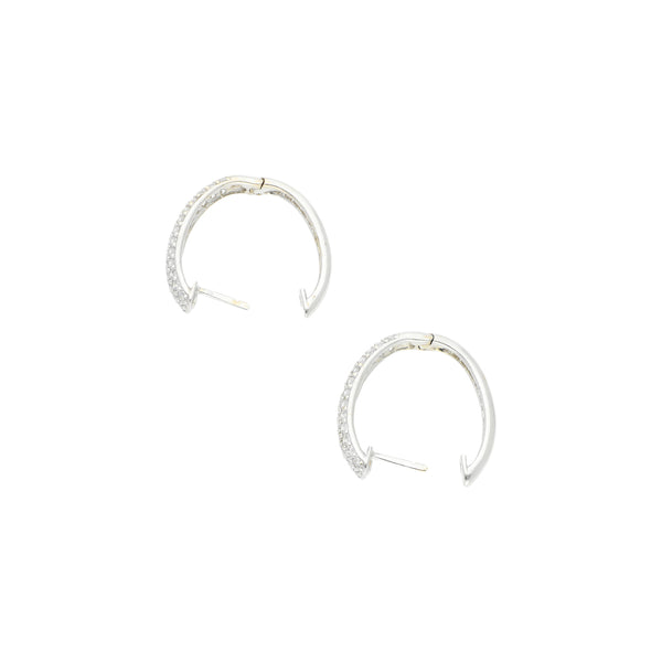 Arracadas diseño especial con sintéticos en oro blanco 18 kilates.