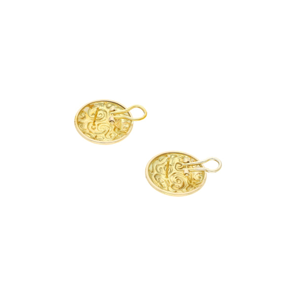 Aretes laminados en oro amarillo 14 kilates.