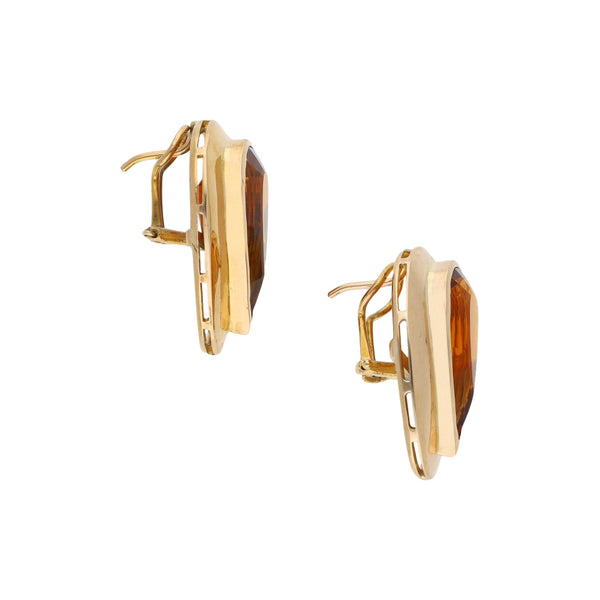 Aretes lisos motivo gota con sintético en oro amarillo 18 kilates.