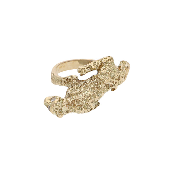Anillo labrado motivo felino con circonias en oro amarillo 14 kilates.