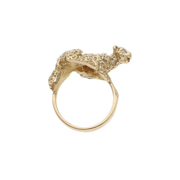 Anillo labrado motivo felino con circonias en oro amarillo 14 kilates.