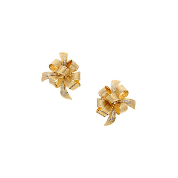 Aretes laminados motivo moño en oro amarillo 14 kilates.