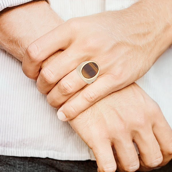 Anillo tipo sello con sintético en oro amarillo 14 kilates.