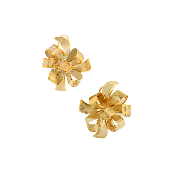 Aretes laminados motivo moño en oro amarillo 14 kilates.