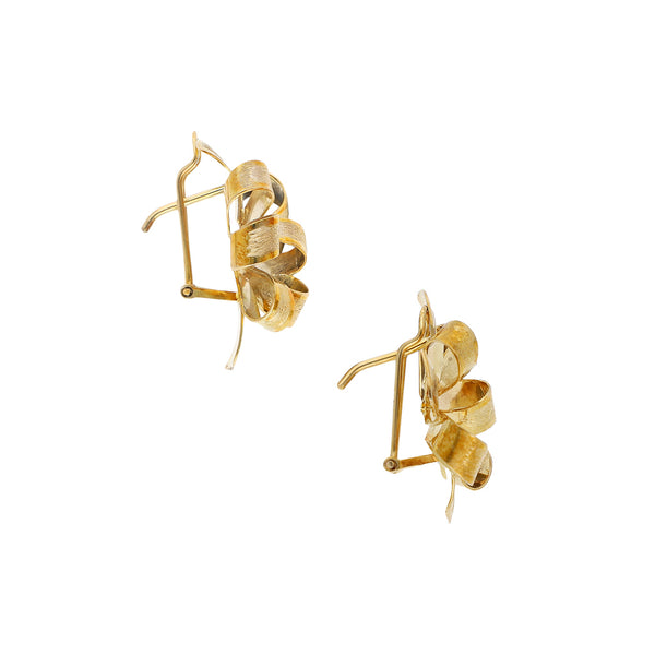 Aretes laminados motivo moño en oro amarillo 14 kilates.