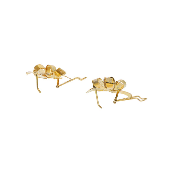 Aretes laminados motivo moño en oro amarillo 14 kilates.