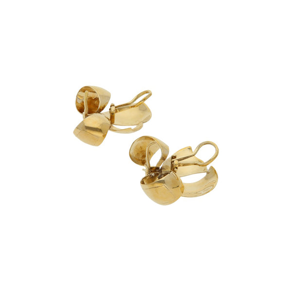Aretes laminados motivo moño en oro amarillo 14 kilates.