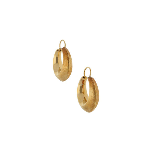 Arracadas satinadas en oro amarillo 18 kilates.