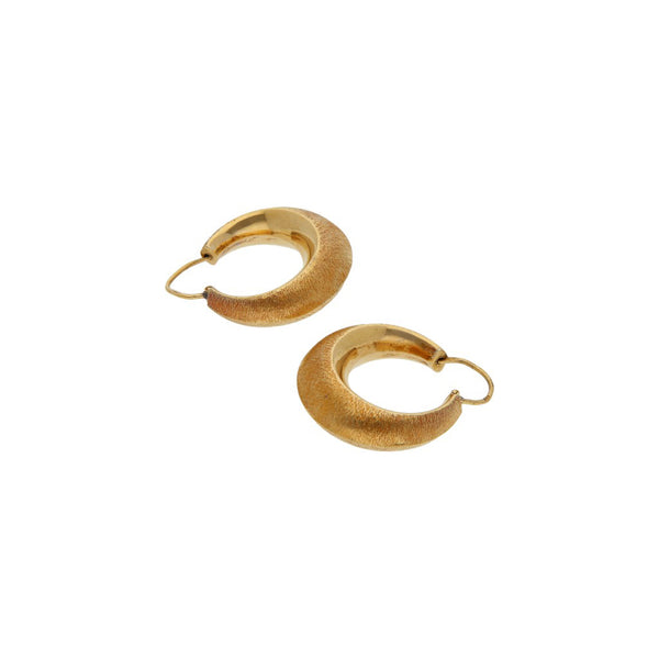 Arracadas satinadas en oro amarillo 18 kilates.