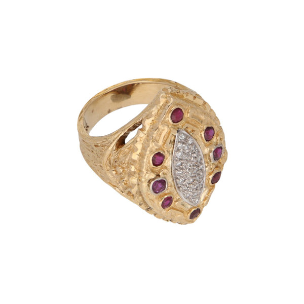Anillo barroco con diamantes y rubíes en oro dos tonos 18 kilates.