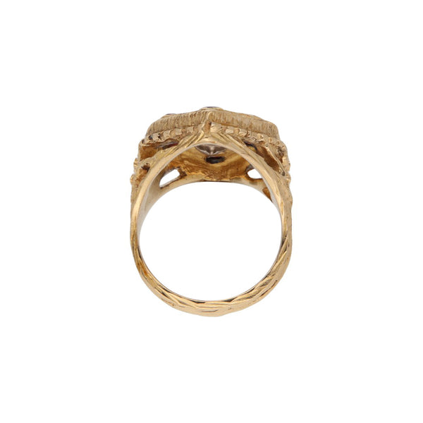 Anillo barroco con diamantes y rubíes en oro dos tonos 18 kilates.