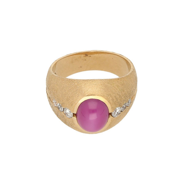 Anillo acanalado con diamantes y rubí estrella en oro amarillo 18 kilates.