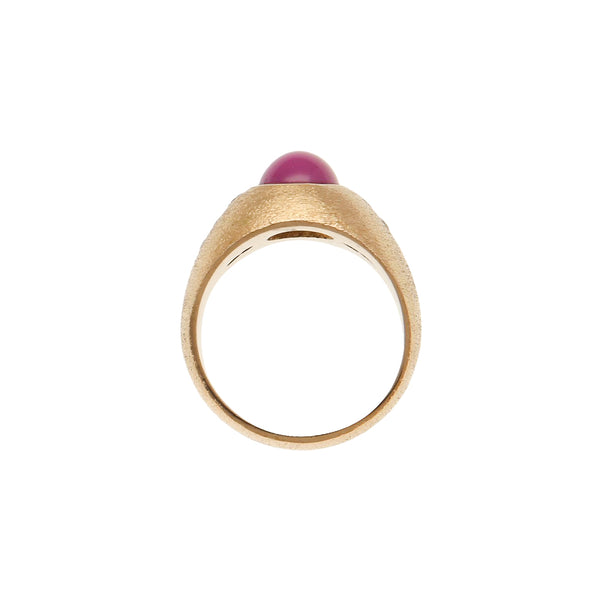 Anillo acanalado con diamantes y rubí estrella en oro amarillo 18 kilates.
