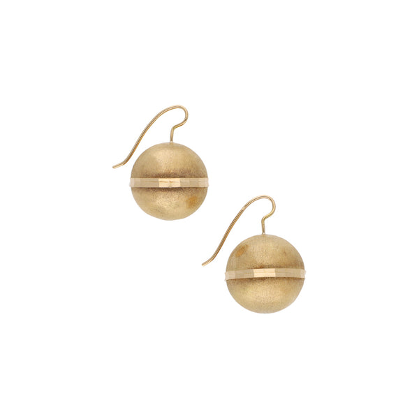 Aretes huecos motivo esfera en oro amarillo 18 kilates.