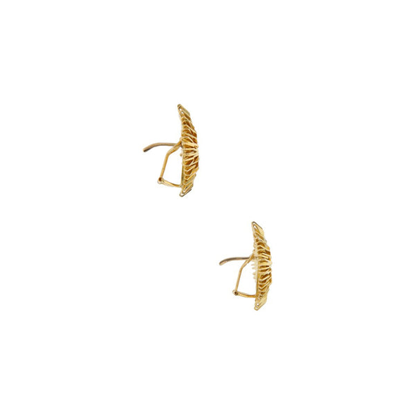 Aretes diseño especial en oro amarillo 18 kilates.