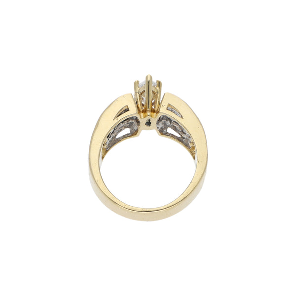 Anillo diseño especial con sintéticos en oro amarillo 14 kilates.