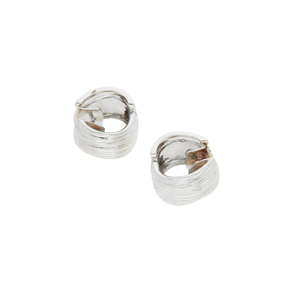 Arracadas articuladas con diamantes en oro blanco 18 kilates.