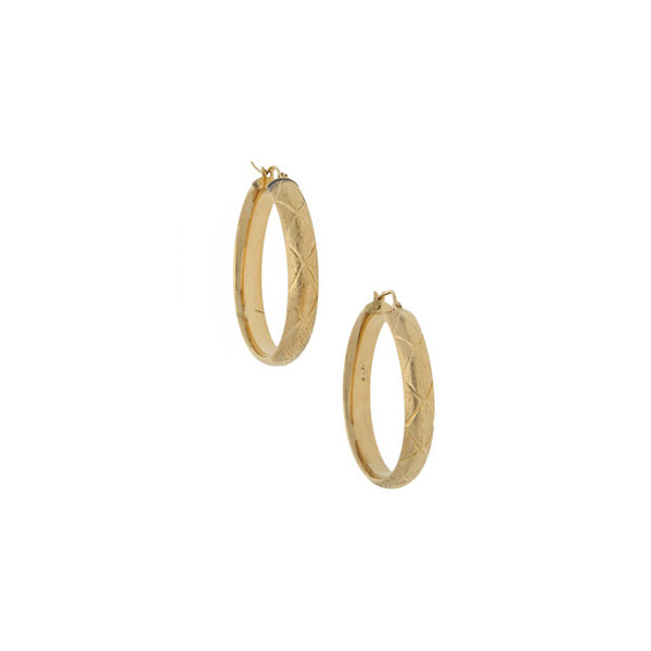 Arracadas labradas en oro amarillo 14 kilates.