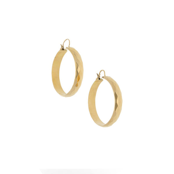 Arracadas huecas en oro amarillo 18 kilates.