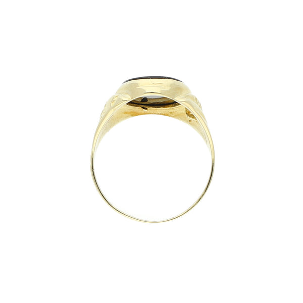 Anillo tipo sello labrado con ónix en oro amarillo 14 kilates.