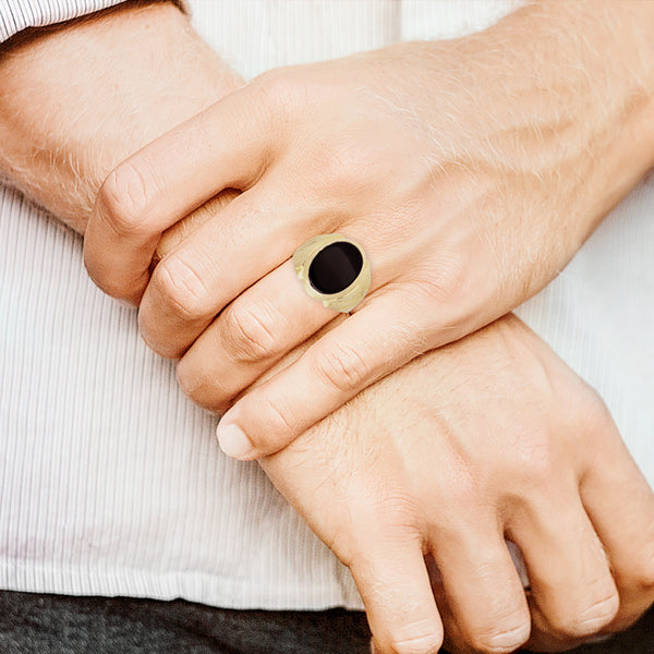 Anillo tipo sello labrado con ónix en oro amarillo 14 kilates.