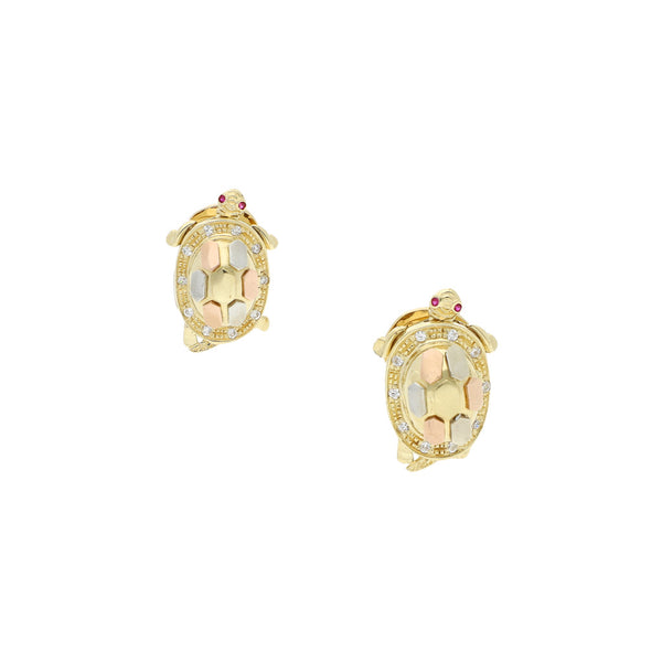 Aretes diseño articulado motivo tortuga con sintéticos en oro tres tonos 14 kilates.