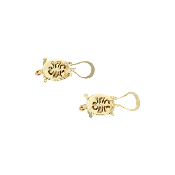 Aretes diseño articulado motivo tortuga con sintéticos en oro tres tonos 14 kilates.