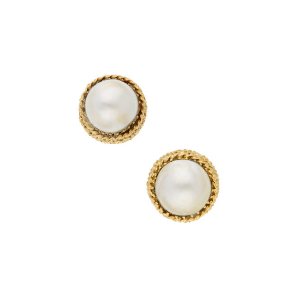 Aretes diseño especial con media perla en oro amarillo 18 kilates.