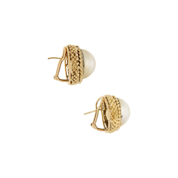 Aretes diseño especial con media perla en oro amarillo 18 kilates.