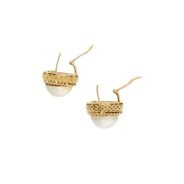 Aretes diseño especial con media perla en oro amarillo 18 kilates.