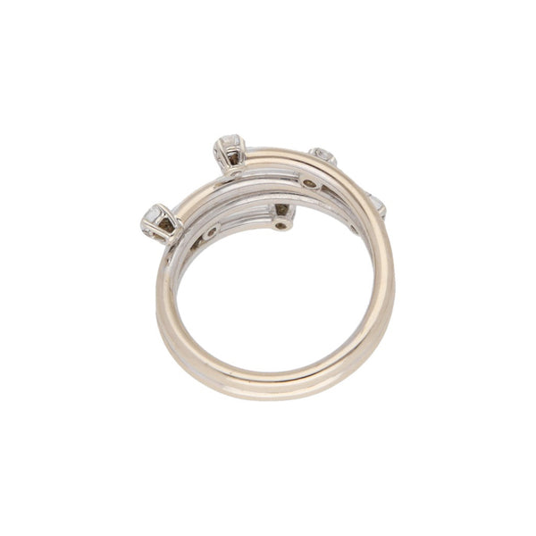 Anillo diseño especial con diamantes en oro blanco 18 kilates.