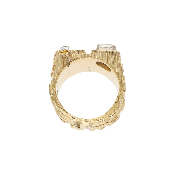 Anillo Barroco con diamantes y rubí en oro amarillo 12 kilates.