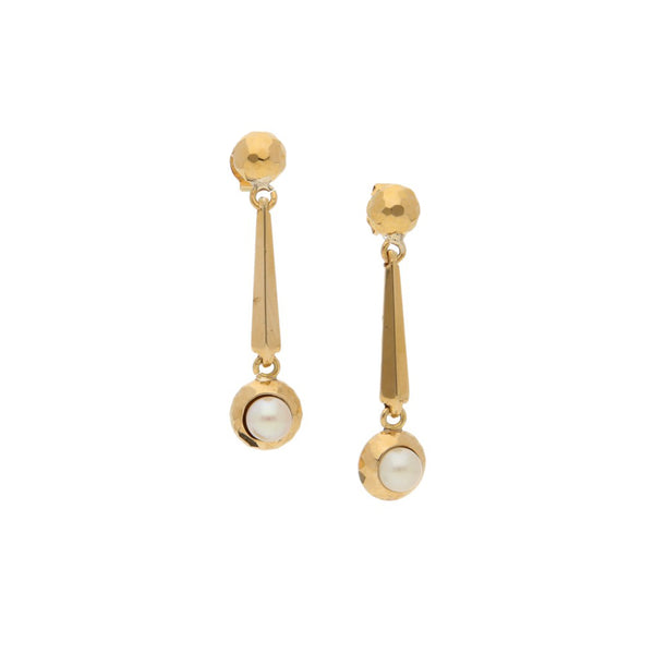 Broqueles estilizados con perla en oro amarillo 18 kilates.