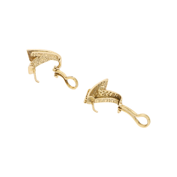 Aretes estilizados con sintéticos en oro amarillo 12 kilates.