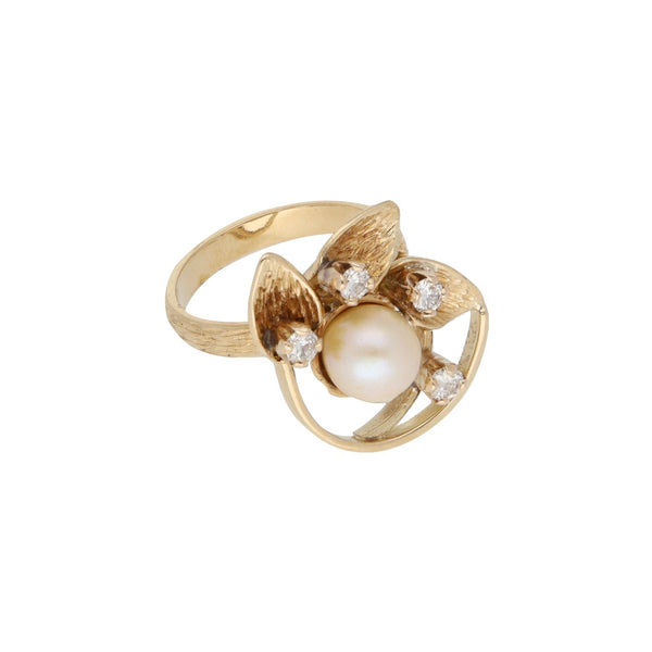 Anillo labrado con diamantes y perla en oro amarillo 18 kilates.