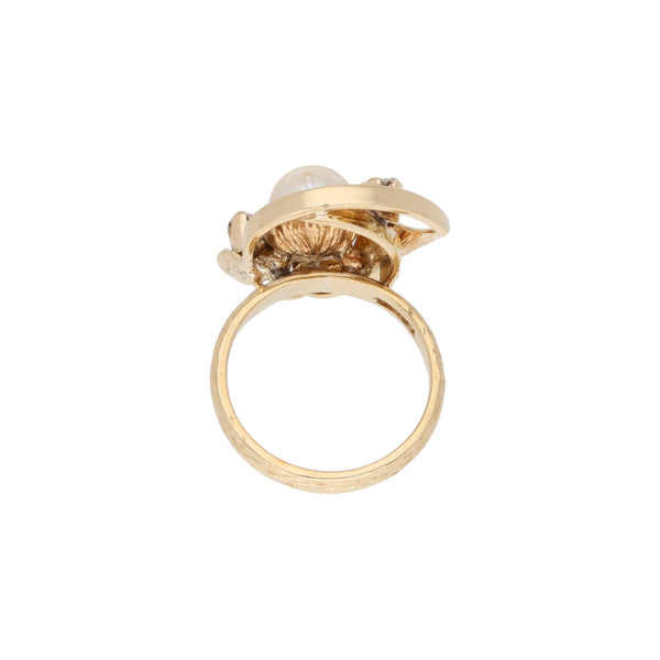 Anillo labrado con diamantes y perla en oro amarillo 18 kilates.
