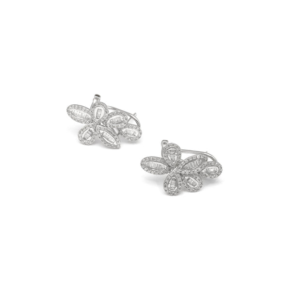 Aretes diseño especial con diamantes en oro blanco 14 kilates.