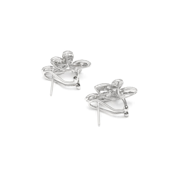 Aretes diseño especial con diamantes en oro blanco 14 kilates.