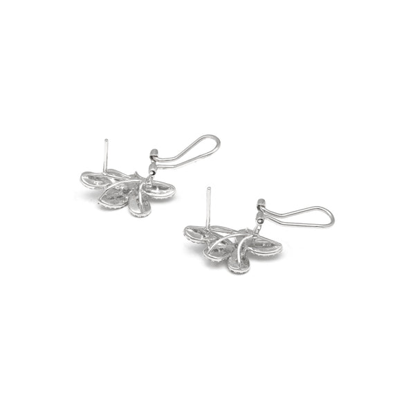 Aretes diseño especial con diamantes en oro blanco 14 kilates.
