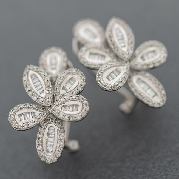 Aretes diseño especial con diamantes en oro blanco 14 kilates.