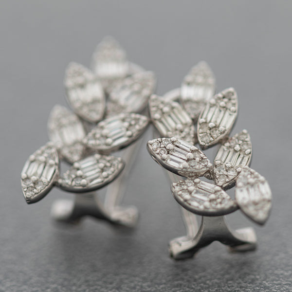 Aretes calados motivo hojas con diamantes en oro blanco 14 kilates.