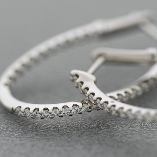 Arracadas diseño especial con diamantes en oro blanco 14 kilates.