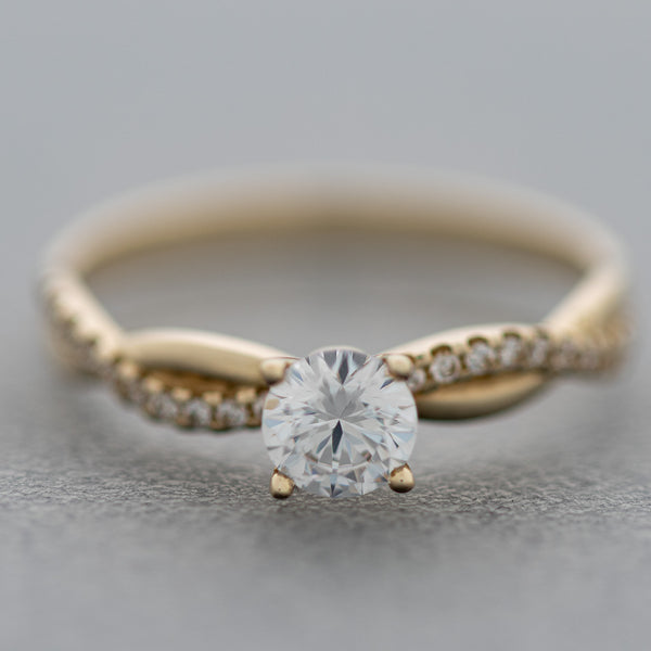 Anillo diseño especial con circonias en oro amarillo 14 kilates.