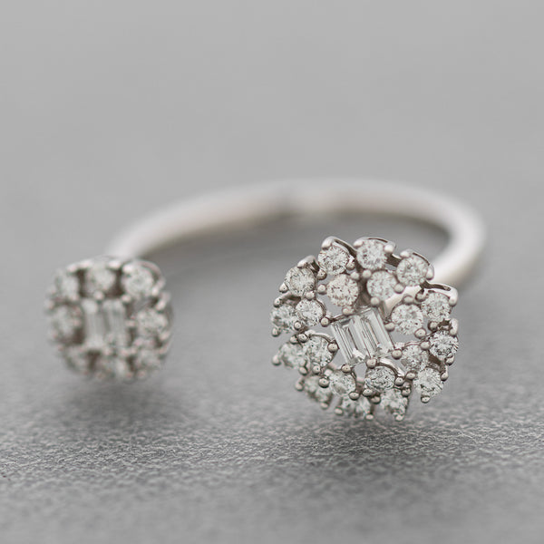 Anillo abierto con diamantes en oro blanco 14 kilates.