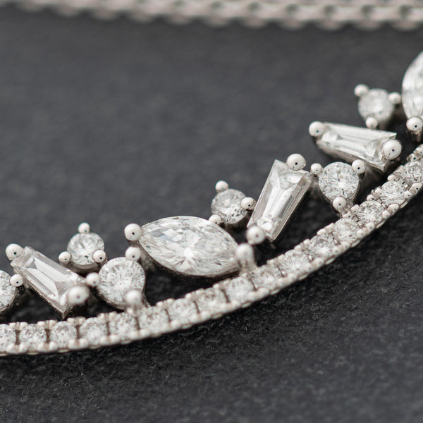Gargantilla eslabón cruzado con aplicación de diamantes en oro Blanco 14 kilatees.