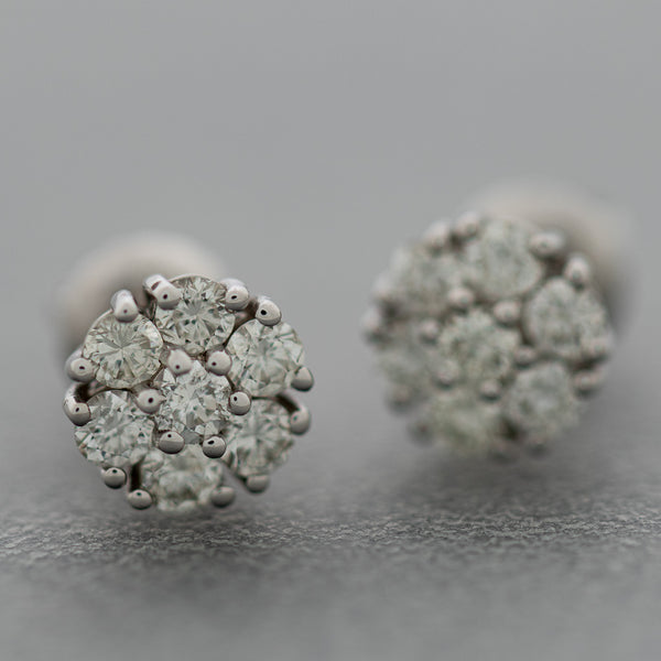 Aretes diseño especial motivo flor con diamantes en oro blanco 14 kilates.