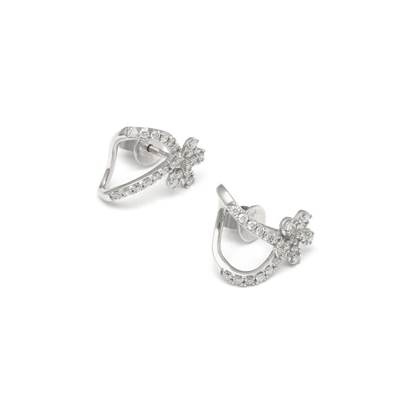 Aretes estilizados motivo flor con diamantes en oro blanco 14 kilates.