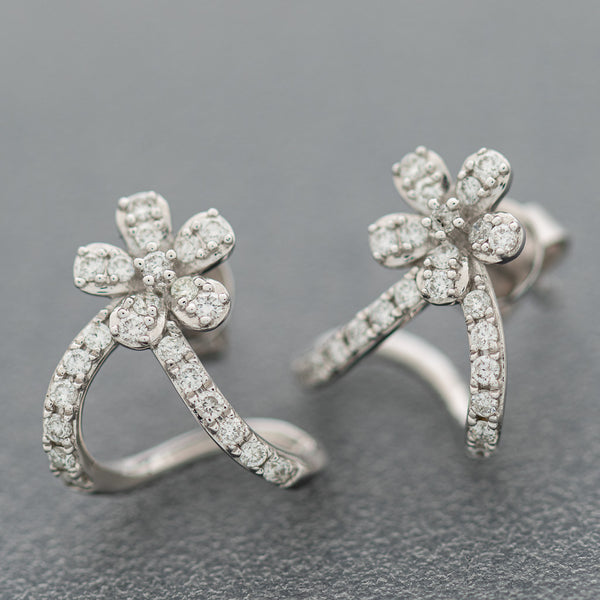 Aretes estilizados motivo flor con diamantes en oro blanco 14 kilates.