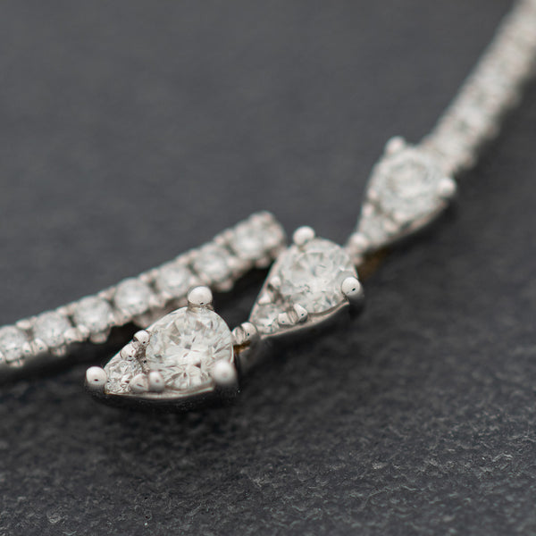 Gargantilla eslabón cruzado con aplicación de diamantes en oro blanco 18 kilates.