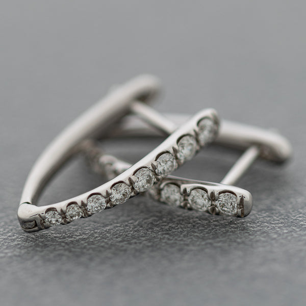 Arracadas articuladas con diamantes en oro blanco 14 kilates.